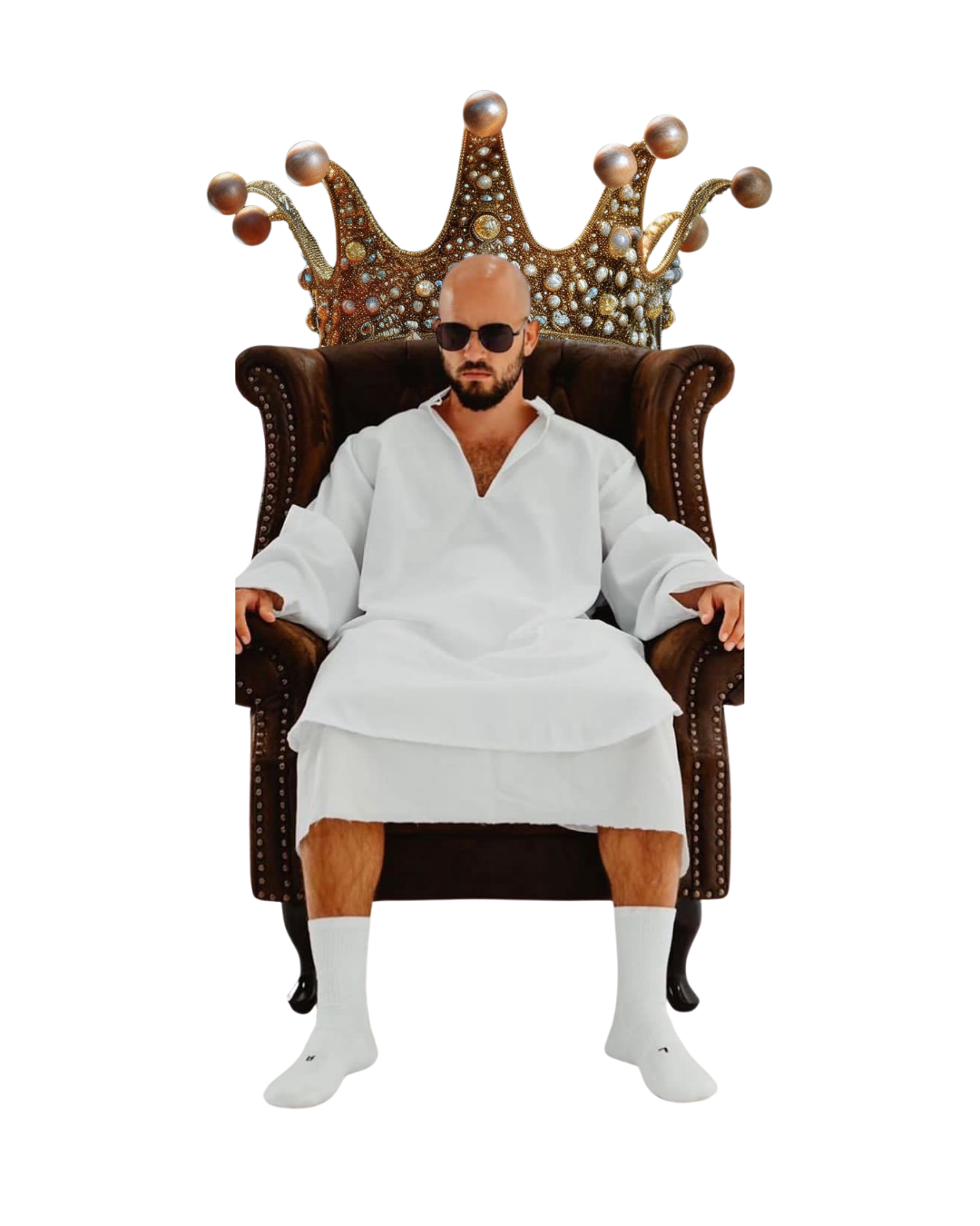 Lionel Schibli mit Sonnenbrille auf einem Sessel vor einer Krone